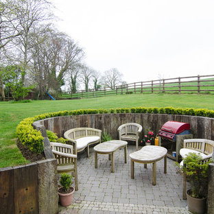 Idee per un patio o portico classico dietro casa con un giardino in vaso, pavimentazioni in pietra naturale e nessuna copertura