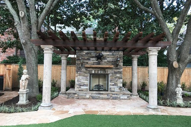ヒューストンにある広い地中海スタイルのおしゃれな中庭のテラス (屋外暖炉、パーゴラ) の写真
