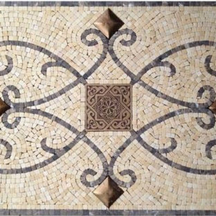 Foto di un patio o portico mediterraneo di medie dimensioni e dietro casa con pavimentazioni in pietra naturale e un tetto a sbalzo