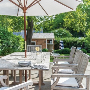 Foto di un grande patio o portico scandinavo dietro casa con cemento stampato e nessuna copertura