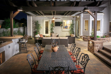 Große Klassische Pergola hinter dem Haus mit Feuerstelle und Betonboden in San Diego