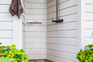 Источник вдохновения для домашнего уюта: двор на заднем дворе в стиле кантри с летним душем, покрытием из каменной брусчатки и навесом