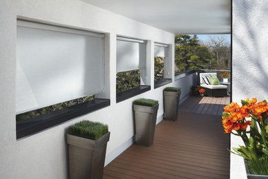 Imagen de patio minimalista extra grande en patio trasero y anexo de casas con entablado