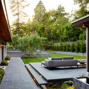 Esempio di un grande patio o portico contemporaneo davanti casa con piastrelle e nessuna copertura