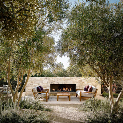 Example of a transitional patio design in Los Angeles