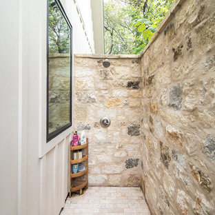 Immagine di un patio o portico country di medie dimensioni e dietro casa con lastre di cemento e un tetto a sbalzo