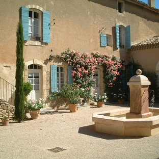 Idee per un patio o portico mediterraneo di medie dimensioni e in cortile con fontane, pavimentazioni in pietra naturale e nessuna copertura