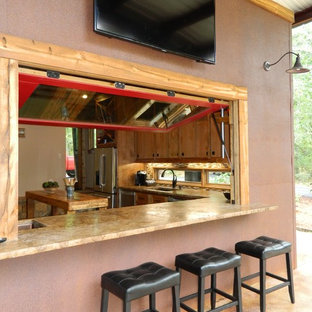 Diseño de patio rústico con cocina exterior