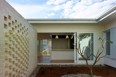 Пример оригинального дизайна: маленький двор в классическом стиле с покрытием из гравия без защиты от солнца для на участке и в саду
