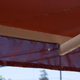 Ispirazione per un patio o portico nel cortile laterale con un giardino in vaso e un parasole