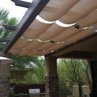 Réalisation d'une terrasse arrière sud-ouest américain de taille moyenne avec une pergola.