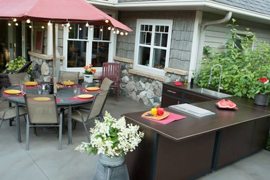 Diseño de patio clásico renovado de tamaño medio sin cubierta en patio trasero con cocina exterior y losas de hormigón