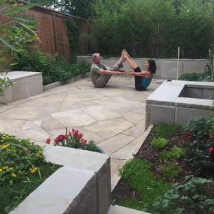 Ispirazione per un piccolo patio o portico etnico dietro casa con pavimentazioni in pietra naturale e nessuna copertura