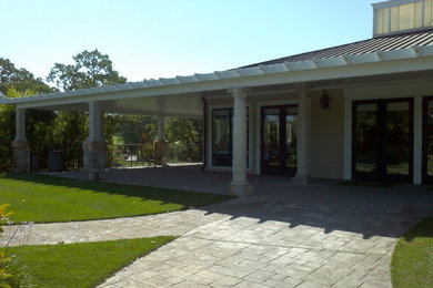 サクラメントにあるお手頃価格の広いコンテンポラリースタイルのおしゃれな裏庭のテラス (コンクリート板舗装	、張り出し屋根) の写真