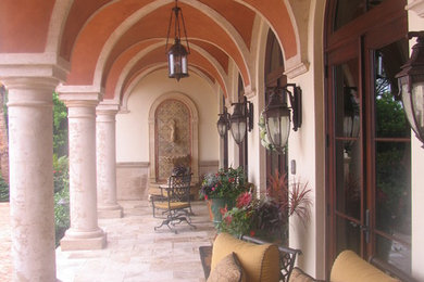 タンパにある地中海スタイルのおしゃれなテラス・中庭の写真