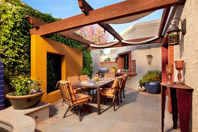Источник вдохновения для домашнего уюта: пергола во дворе частного дома в средиземноморском стиле