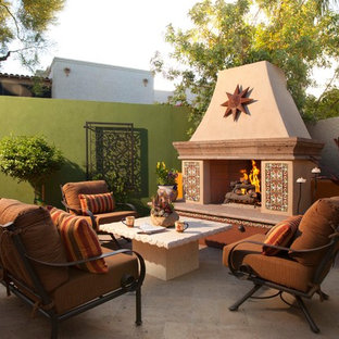 Idee per un patio o portico american style con un focolare e nessuna copertura