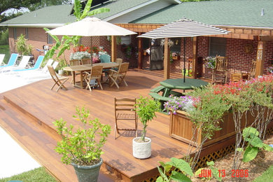 Diseño de patio de estilo americano de tamaño medio sin cubierta en patio trasero con entablado