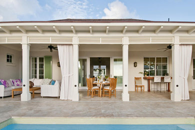 Idee per un patio o portico stile marino dietro casa e di medie dimensioni con un tetto a sbalzo e pavimentazioni in pietra naturale
