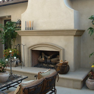 Idee per un patio o portico american style di medie dimensioni e dietro casa con un focolare, pavimentazioni in pietra naturale e nessuna copertura