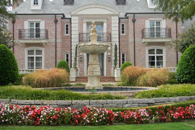 Свежая идея для дизайна: большой двор в классическом стиле с фонтаном - отличное фото интерьера