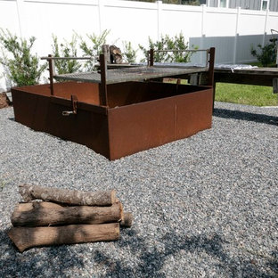 Esempio di un patio o portico minimal di medie dimensioni e dietro casa con un focolare, graniglia di granito e nessuna copertura