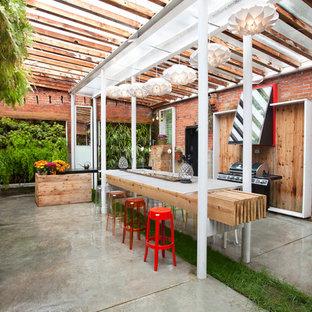 Idee per un patio o portico bohémian con una pergola
