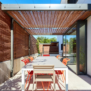 Ejemplo de patio contemporáneo con pérgola