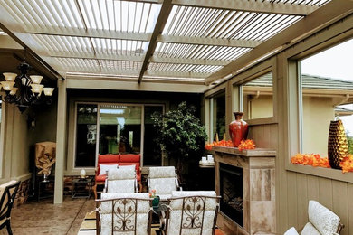 Foto de patio mediterráneo grande en patio trasero con cocina exterior, losas de hormigón y toldo
