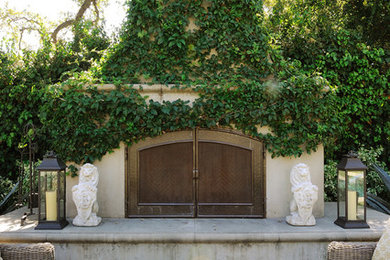 ロサンゼルスにある高級な広いトラディショナルスタイルのおしゃれな裏庭のテラス (ファイヤーピット、コンクリート敷き	、日よけなし) の写真