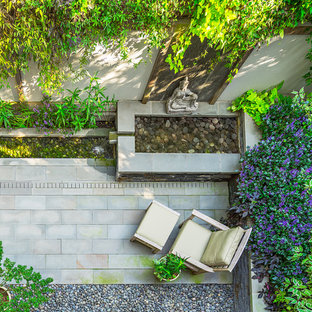 Ispirazione per un piccolo patio o portico etnico dietro casa con fontane, pavimentazioni in pietra naturale e nessuna copertura