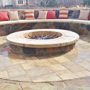 Idee per un patio o portico rustico di medie dimensioni e dietro casa con un focolare, pavimentazioni in pietra naturale e nessuna copertura