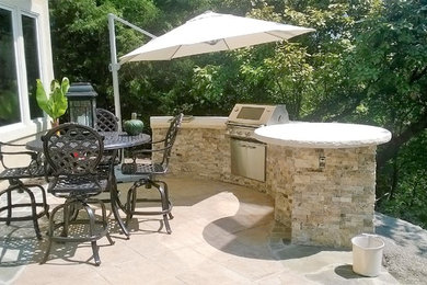 На фото: двор среднего размера на заднем дворе в классическом стиле с летней кухней и покрытием из плитки без защиты от солнца с