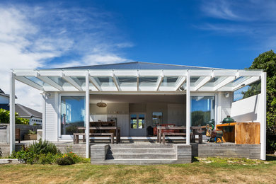 Moderne Pergola hinter dem Haus mit Dielen in Wellington