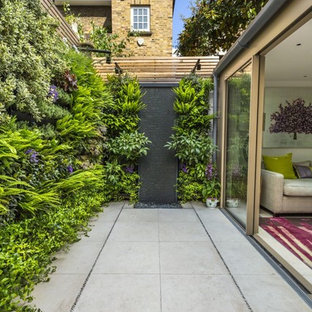 Esempio di un patio o portico design con pavimentazioni in cemento e nessuna copertura