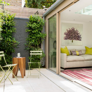 Foto di un piccolo patio o portico contemporaneo dietro casa con nessuna copertura