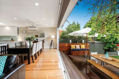 Стильный дизайн: большой двор на заднем дворе в современном стиле с настилом без защиты от солнца - последний тренд