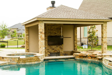 Immagine di un patio o portico chic di medie dimensioni e dietro casa con un focolare, pavimentazioni in pietra naturale e un gazebo o capanno