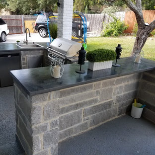 Immagine di un patio o portico chic di medie dimensioni e dietro casa con graniglia di granito e un tetto a sbalzo