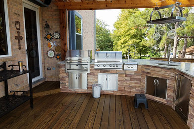 Inspiration pour une terrasse arrière craftsman de taille moyenne avec une cuisine d'été et une pergola.
