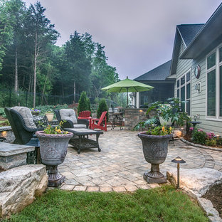 Immagine di un patio o portico classico di medie dimensioni e dietro casa con un giardino in vaso, pavimentazioni in cemento e nessuna copertura