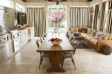 Foto de patio de estilo de casa de campo extra grande en patio trasero y anexo de casas con cocina exterior y adoquines de piedra natural
