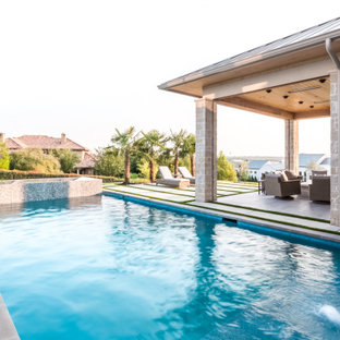 Foto di un ampio patio o portico tradizionale dietro casa con un caminetto, piastrelle e un tetto a sbalzo