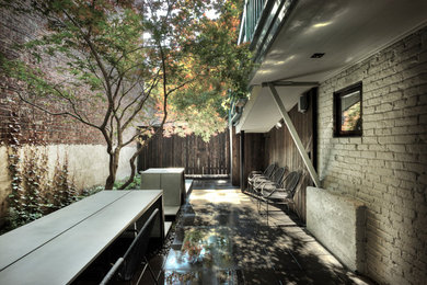 Imagen de patio contemporáneo de tamaño medio sin cubierta en patio trasero con cocina exterior y adoquines de hormigón