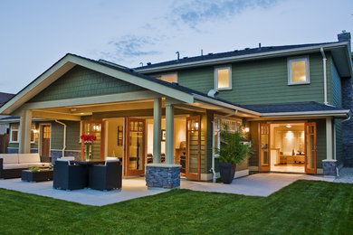 Cette image montre une terrasse design avec une extension de toiture.