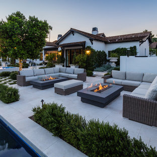 Foto di un patio o portico country con un focolare e nessuna copertura