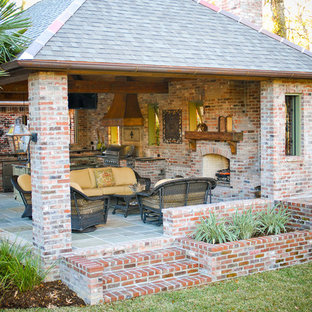 Esempio di un grande patio o portico mediterraneo dietro casa con pavimentazioni in mattoni e un gazebo o capanno