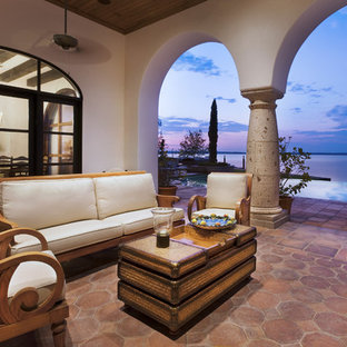 Diseño de patio mediterráneo, en anexo de casas, con adoquines de hormigón