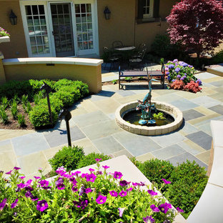 Idee per un piccolo patio o portico bohémian in cortile con fontane, pavimentazioni in pietra naturale e nessuna copertura