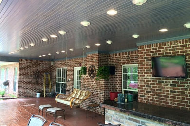 ダラスにある高級な広いトラディショナルスタイルのおしゃれな裏庭のテラス (屋外シャワー、コンクリート板舗装	、張り出し屋根) の写真
